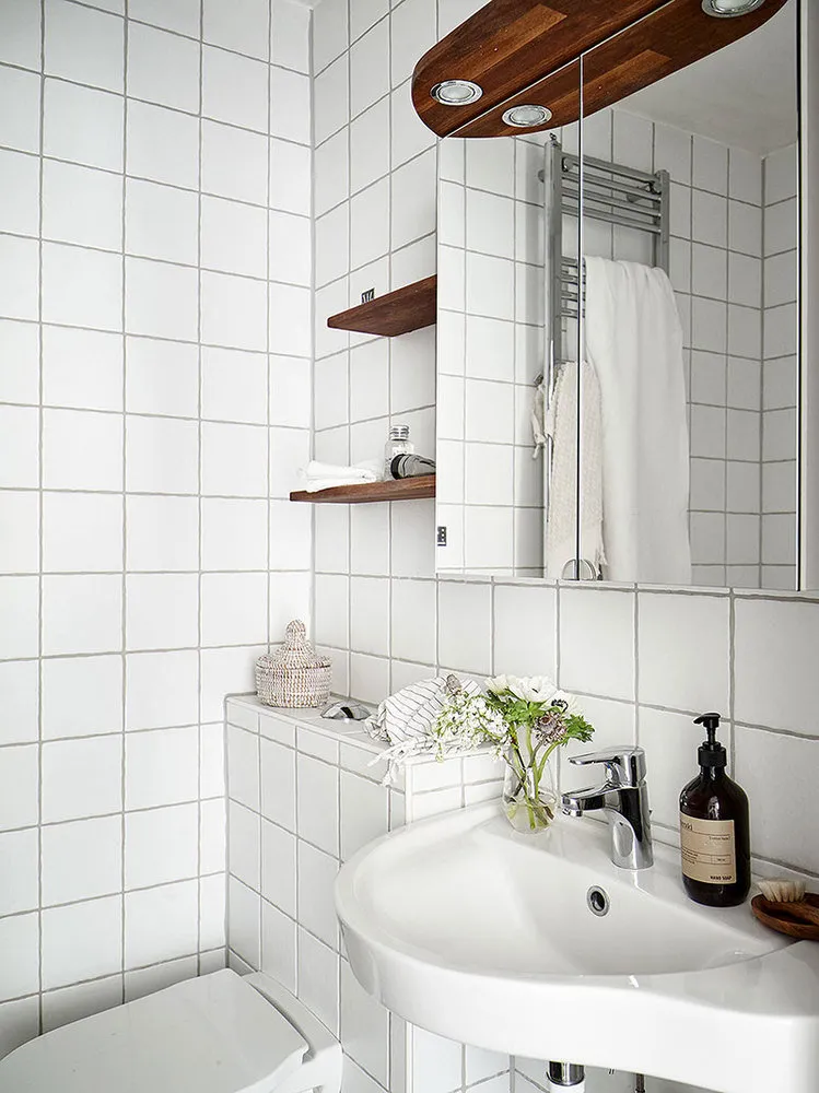 Photo: Bathroom in Scandinavian, Loft, Modern, Eclectic, Decor and DIY, Apartment, Sweden, Decor, Furniture and Light, White, Minimalism, Goteborg, 1 Room, up to 40 Square Meters, Emma Fisher – photo on our website