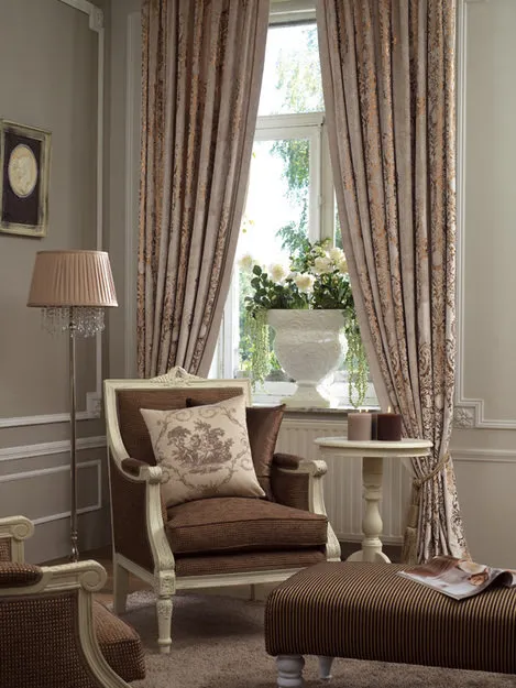 Фотографія: Гостьова в стилі Класичний, Колір у інтер'єрі, Стиль життя, Поради, Тканини, Галерея Арбен, Штори, Вікна – фото на нашому сайті