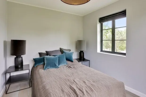 照片:极简主义风格的卧室、北欧、现代、房屋、白色、灰色、棕色、家居与花园——我们网站上的照片