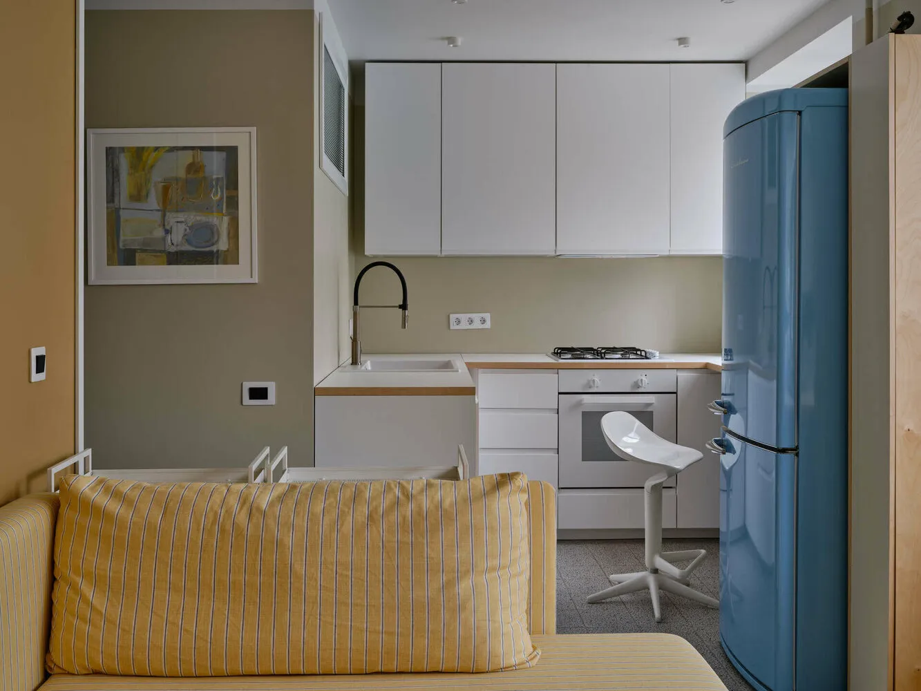 Foto: en estilo , Vivienda, Diseño de habitación, Estilo de interior, Diseño de interiores, Consejos, Sistemas de almacenamiento, cómo hacer que el interior sea más acogedor, cómo aumentar visualmente el área de una vivienda pequeña, renovación en krushchev, remodelación de krushchev, Krushchev, viviendas estándar, vivienda en krushchev, Cómo hacer que una pequeña vivienda parezca más grande visualmente, Cómo elevar visualmente los techos – foto en nuestro sitio web