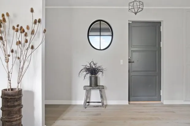 照片:极简主义风格的门厅、北欧、现代、房屋、白色、灰色、棕色、家居与花园——我们网站上的照片
