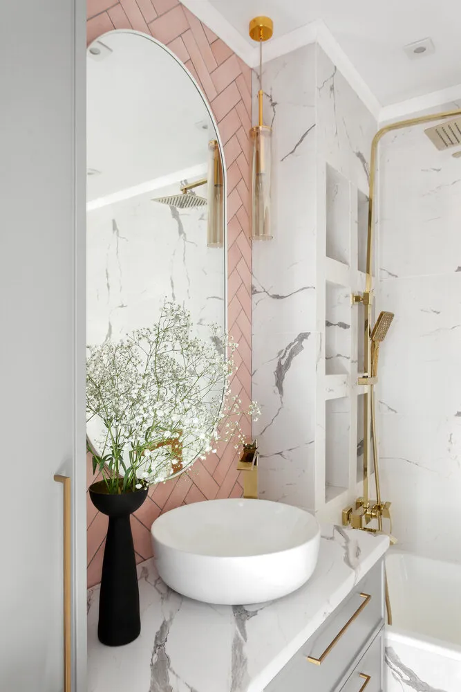 En el baño el suelo está hecho con cerámica granítica que imita la madera.