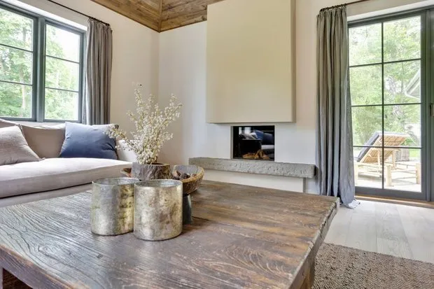 照片:普罗旺斯与小屋风格的客厅、极简主义、北欧、现代、房屋、白色、灰色、棕色、家居与花园——我们网站上的照片