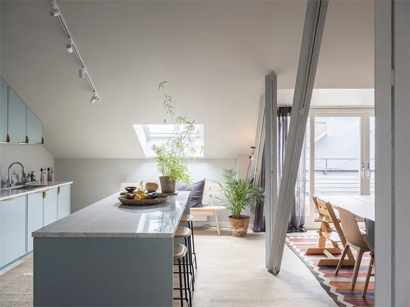 照片:北欧风格厨房与餐厅,公寓,技巧,白色,极简主义,米色,蓝色 – 我们网站上的照片