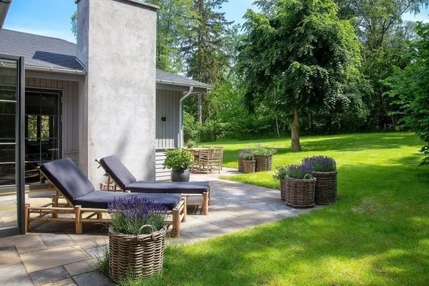 照片:现代风格的露台、极简主义、北欧、房屋、白色、灰色、棕色、家居与花园——我们网站上的照片