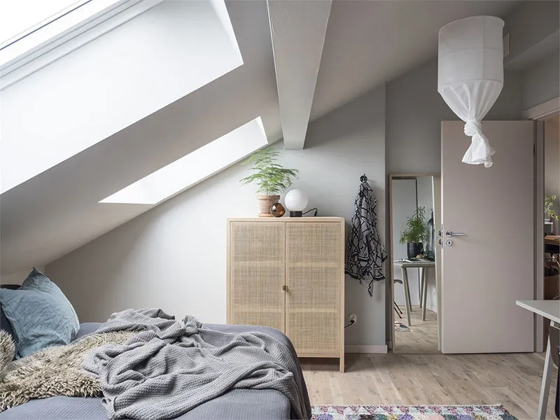 照片:北欧风格卧室,公寓,技巧,白色,极简主义,米色,蓝色 – 我们网站上的照片