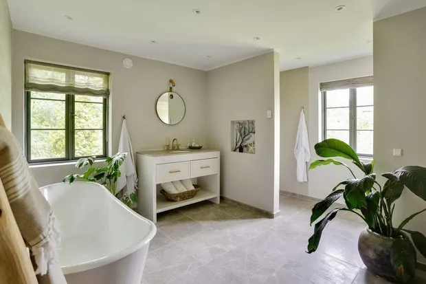 照片:北欧风格的浴室、现代、房屋、白色、极简主义、灰色、棕色、家居与花园——我们网站上的照片