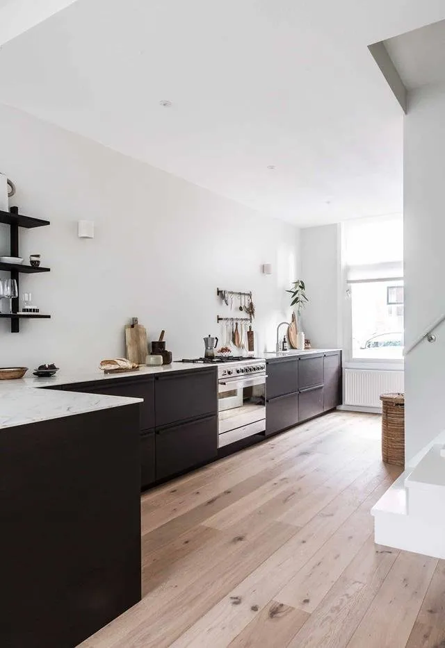 图片：北欧风格厨房与餐厅，米色，灰色，房屋和小屋——我们网站上的照片