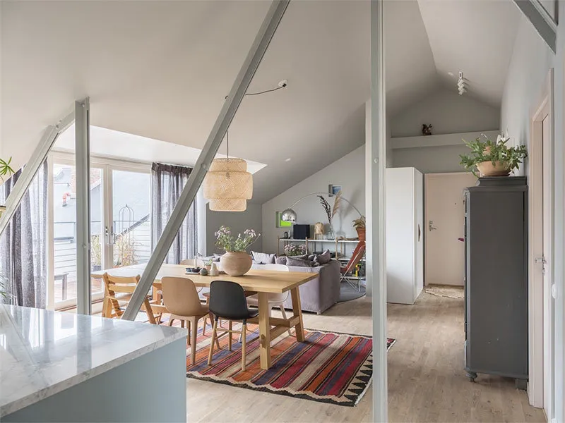 照片:北欧风格厨房与餐厅,公寓,技巧,白色,极简主义,米色,蓝色 – 我们网站上的照片