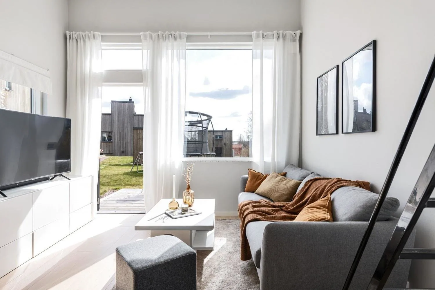 照片:极简风格客厅,白色、黑色、灰色,房屋与小屋,面积小于40平方米 – 我们网站上的照片