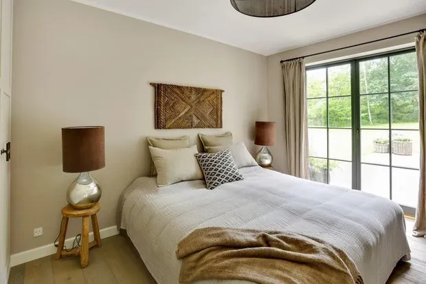 照片:极简主义风格的卧室、生态、北欧、现代、房屋、白色、灰色、棕色、家居与花园——我们网站上的照片