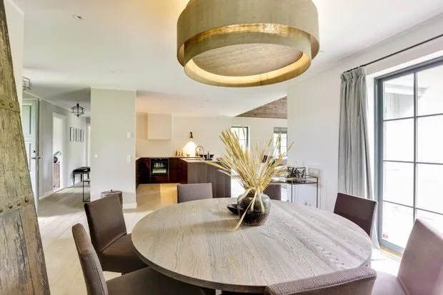 照片:极简主义风格的厨房和餐厅、北欧、现代、房屋、白色、灰色、棕色、家居与花园——我们网站上的照片