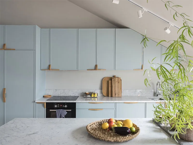 照片:北欧风格厨房与餐厅,公寓,技巧,白色,极简主义,米色,蓝色 – 我们网站上的照片