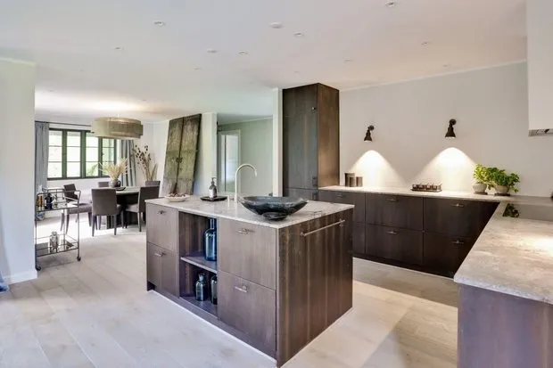 照片:极简主义风格的厨房和餐厅、北欧、现代、房屋、白色、灰色、棕色、家居与花园——我们网站上的照片