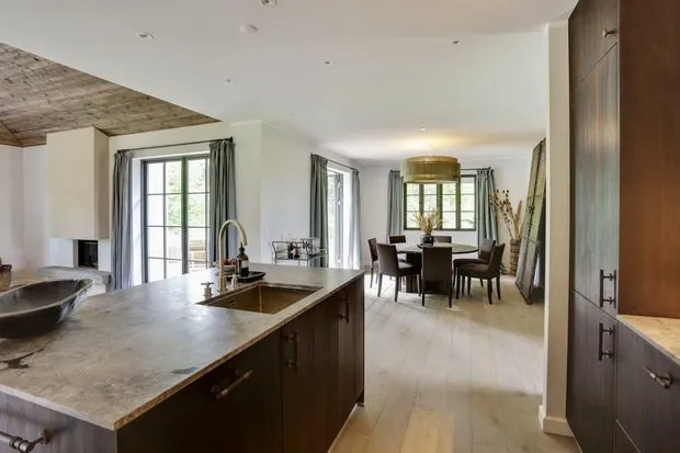 照片:极简主义风格的厨房和餐厅、北欧、现代、房屋、白色、灰色、棕色、家居与花园——我们网站上的照片