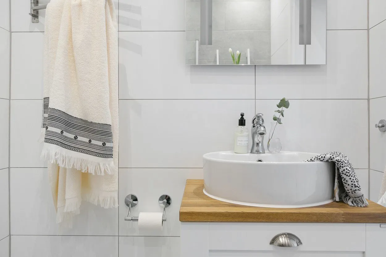 照片:极简风格浴室,北欧风格,室内装饰,公寓 – 我们网站上的照片