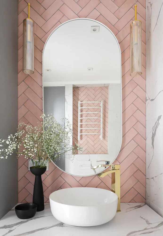 En el baño se usó hardware dorado que refleja la concepción del interior.