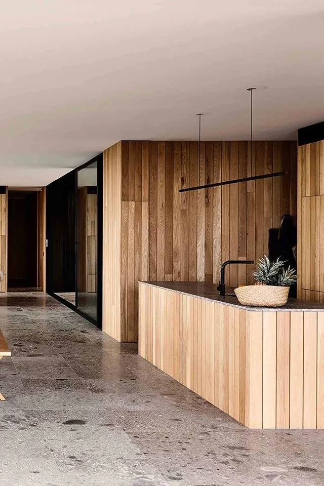 照片:极简风格厨房和餐厅,房屋、米色、灰色、生态 – 网站上的照片