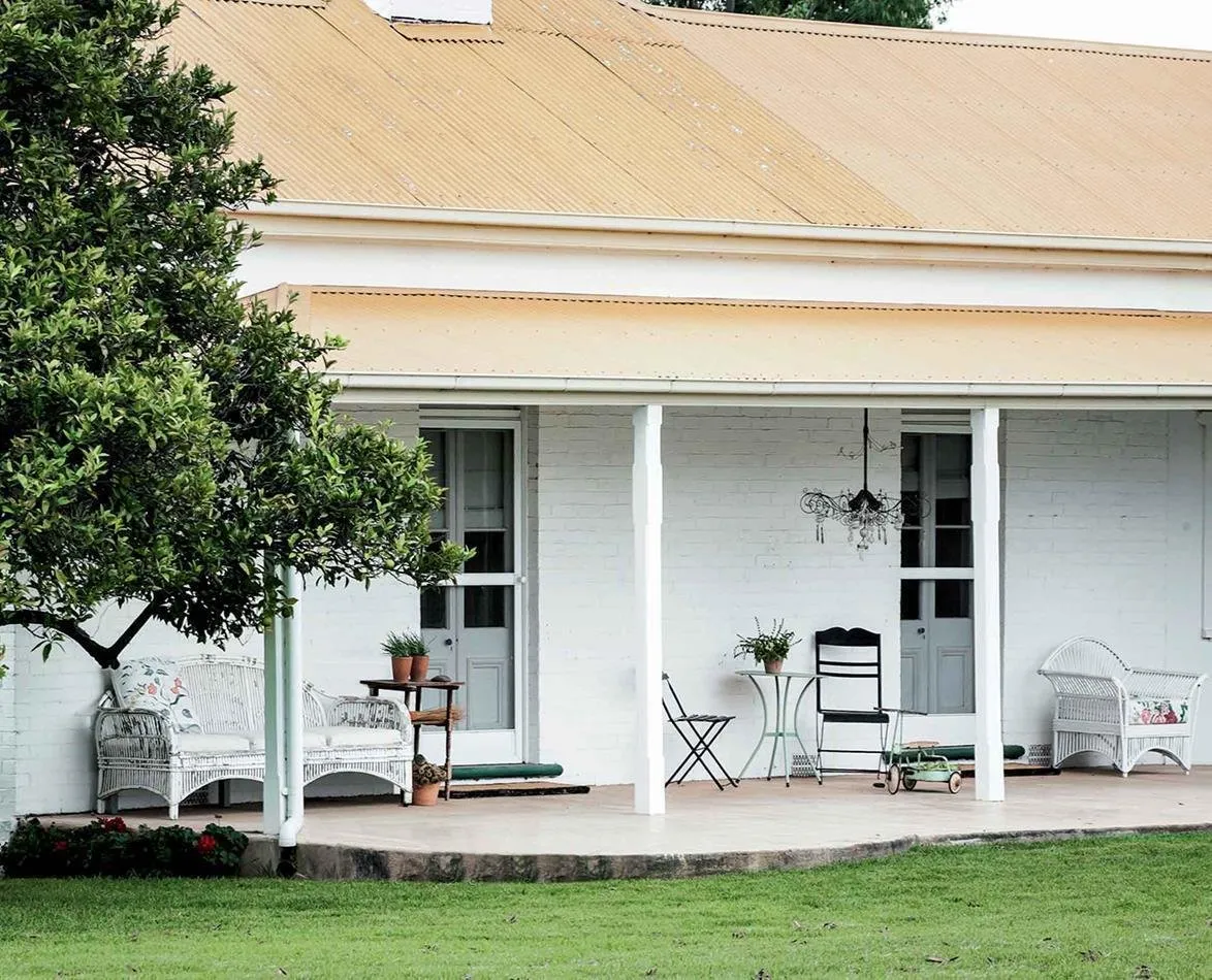 照片：北欧、普罗旺斯和乡村风格的露台，房屋，白色，庄园，米色，棕色，家居和小屋，英国，威尔士 – 我们网站上的照片