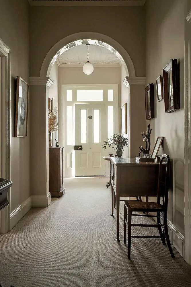 照片：北欧、普罗旺斯和乡村风格的走廊，房屋，白色，庄园，米色，棕色，家居和小屋，英国，威尔士 – 我们网站上的照片