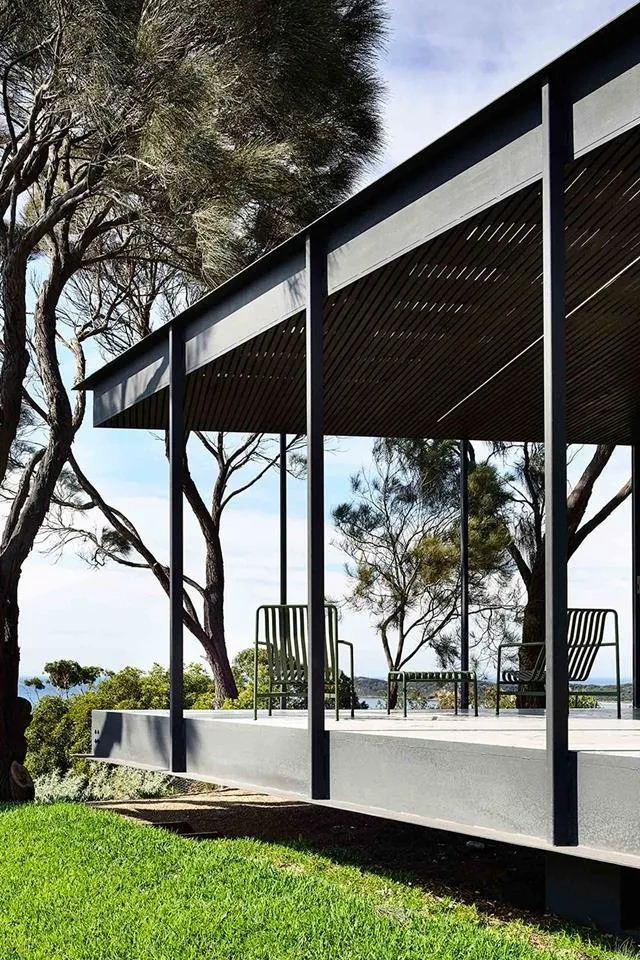 照片:极简风格露台,房屋、米色、灰色、生态 – 网站上的照片