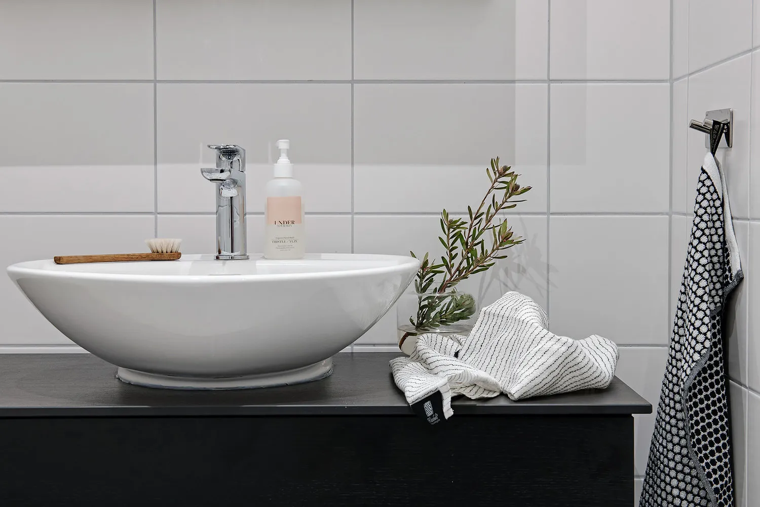 照片：现代风格浴室，厨房和餐厅，客厅，北欧，折中主义，室内装饰，公寓，瑞典，白色，米色，斯德哥尔摩，灰色，北欧室内设计，北欧风格装饰，室内北欧风格，2个房间，60-90平方米，艾玛·菲舍尔 – 我们网站上的照片