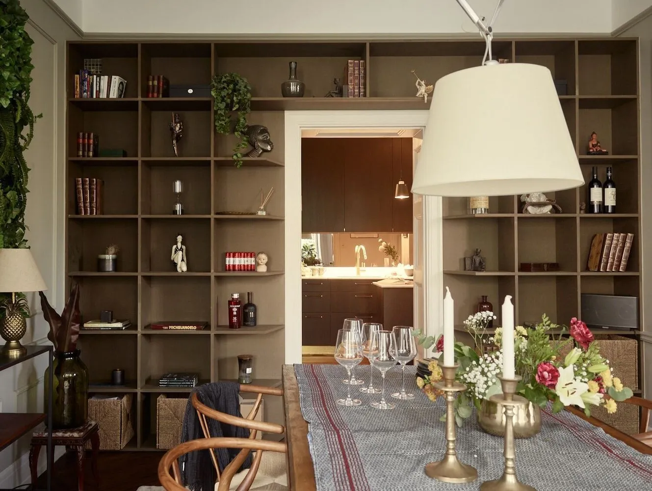 照片：北欧风格厨房与餐厅区域，现代，室内装饰，公寓，瑞典，绿色，米色，棕色，4间或以上，面积90平方米以上 – 网站上的照片