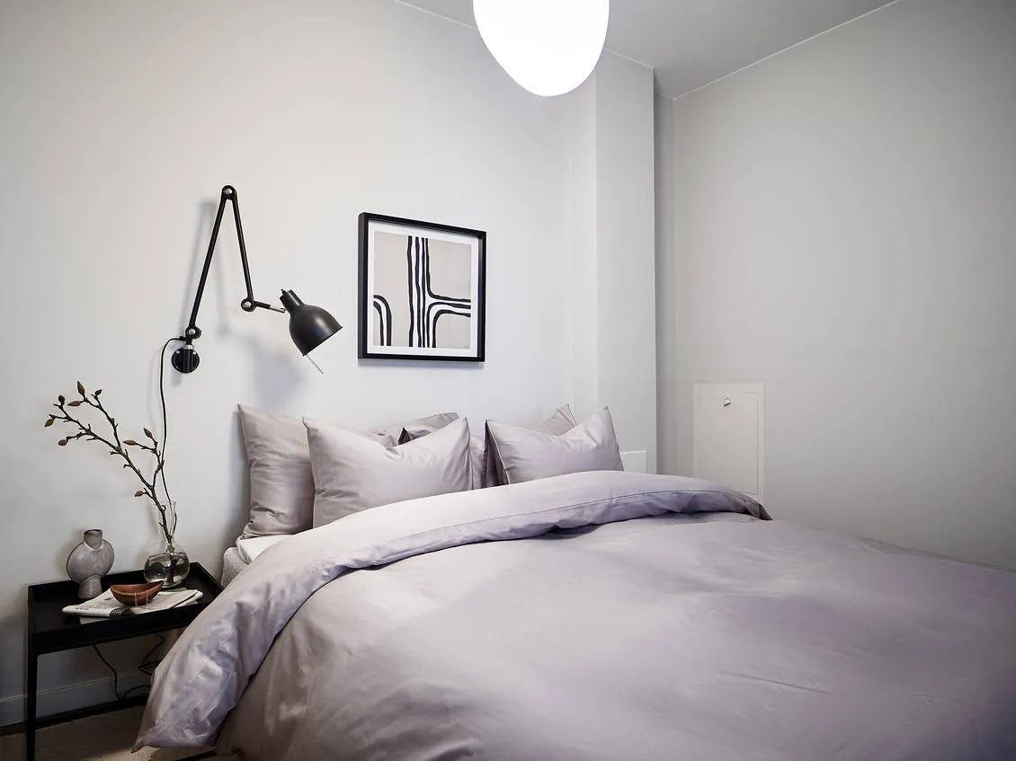 照片：现代、斯堪的纳维亚风格卧室室内装饰，公寓，瑞典，极简主义，米色，灰色，哥德堡，室内几何设计，斯堪的纳维亚极简主义，2室，40-60平方米 – 网站上的照片