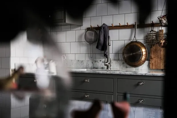 Фотография: Кухня и столовая в стиле Скандинавский, Классический, Современный, Эклектика, Декор интерьера, Квартира, Швеция, Белый, Черный, Стокгольм, как оформить эклектичный интерьер, 3 комнаты, 60-90 метров – фото на нашем сайте