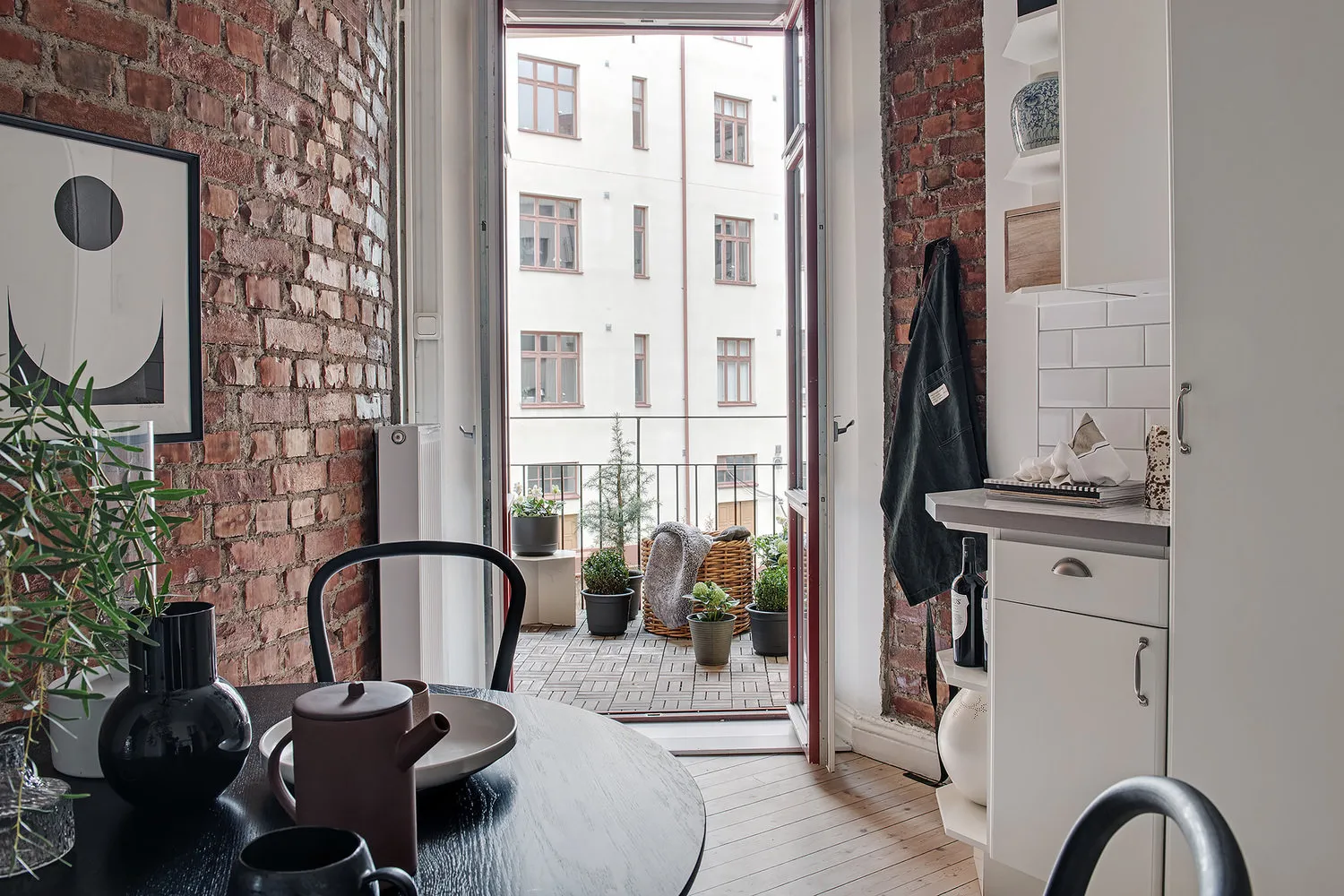 照片：工业风格厨房和餐厅，客厅，北欧，折中主义，室内装饰，公寓，瑞典，白色，米色，斯德哥尔摩，灰色，北欧室内设计，北欧风格装饰，室内北欧风格，2个房间，60-90平方米，艾玛·菲舍尔 – 我们网站上的照片