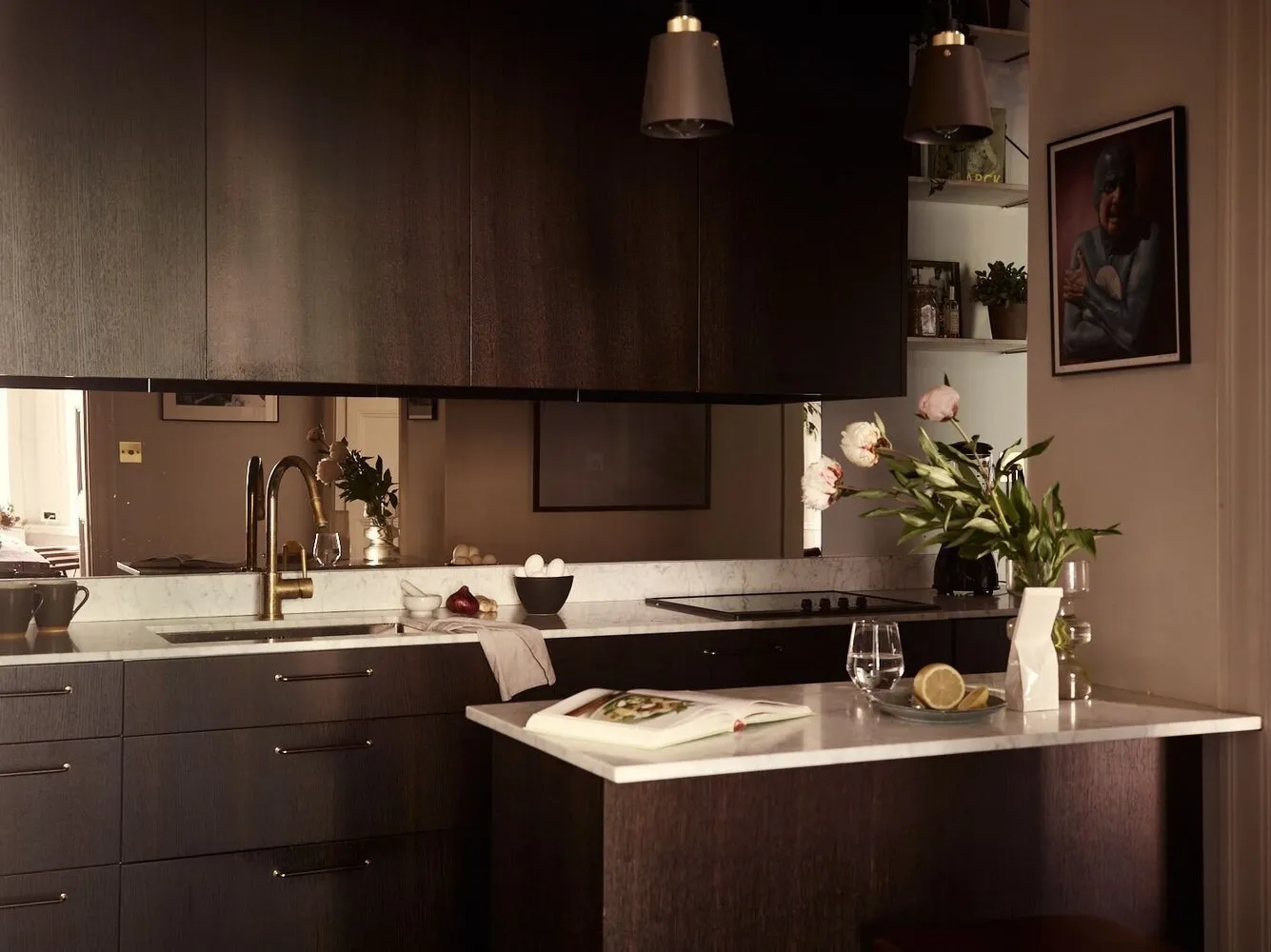 照片：极简风格厨房与餐厅区域，北欧，现代，室内装饰，公寓，瑞典，绿色，米色，棕色，4间或以上，面积90平方米以上 – 网站上的照片