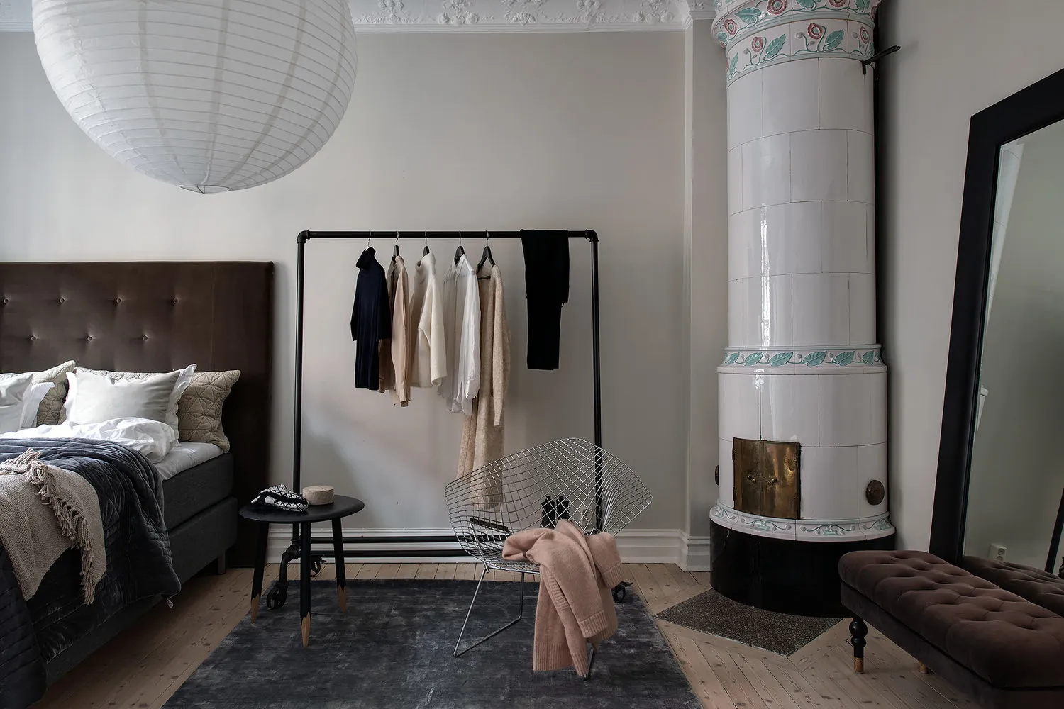 照片：北欧风格卧室，厨房和餐厅，客厅，折中主义，室内装饰，公寓，瑞典，白色，米色，斯德哥尔摩，灰色，北欧室内设计，北欧风格装饰，室内北欧风格，2个房间，60-90平方米，艾玛·菲舍尔 – 我们网站上的照片