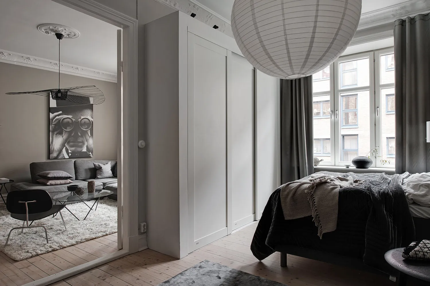 照片：北欧风格客厅，厨房和餐厅，折中主义，室内装饰，公寓，瑞典，白色，米色，斯德哥尔摩，灰色，北欧室内设计，北欧风格装饰，室内北欧风格，2个房间，60-90平方米，艾玛·菲舍尔 – 我们网站上的照片