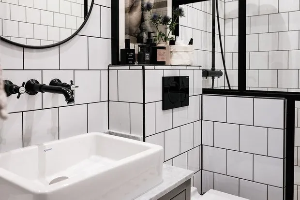 Фотография: Ванная в стиле Скандинавский, Классический, Современный, Эклектика, Декор интерьера, Квартира, Швеция, Белый, Черный, Стокгольм, как оформить эклектичный интерьер, 3 комнаты, 60-90 метров – фото на нашем сайте