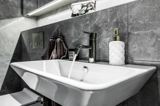 照片:北欧风格浴室,室内装饰,紧凑型公寓,公寓,瑞典,灰色,小公寓的灵感,如何装饰小公寓,小公寓设计,1间房,不超过40平方米,室内百科全书 – 我们网站上的照片