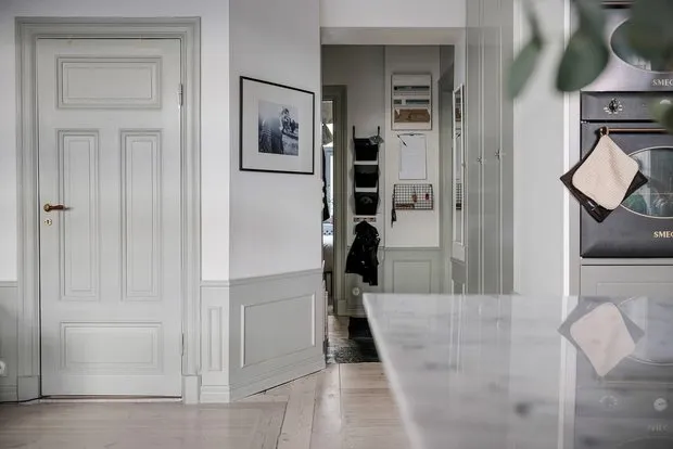 Фотография: Прихожая в стиле Скандинавский, Классический, Современный, Эклектика, Декор интерьера, Квартира, Швеция, Белый, Черный, Стокгольм, как оформить эклектичный интерьер, 3 комнаты, 60-90 метров – фото на нашем сайте