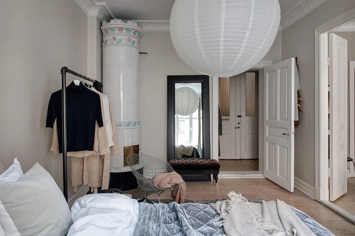 照片：北欧风格卧室，厨房和餐厅，客厅，折中主义，室内装饰，公寓，瑞典，白色，米色，斯德哥尔摩，灰色，北欧室内设计，北欧风格装饰，室内北欧风格，2个房间，60-90平方米，艾玛·菲舍尔 – 我们网站上的照片