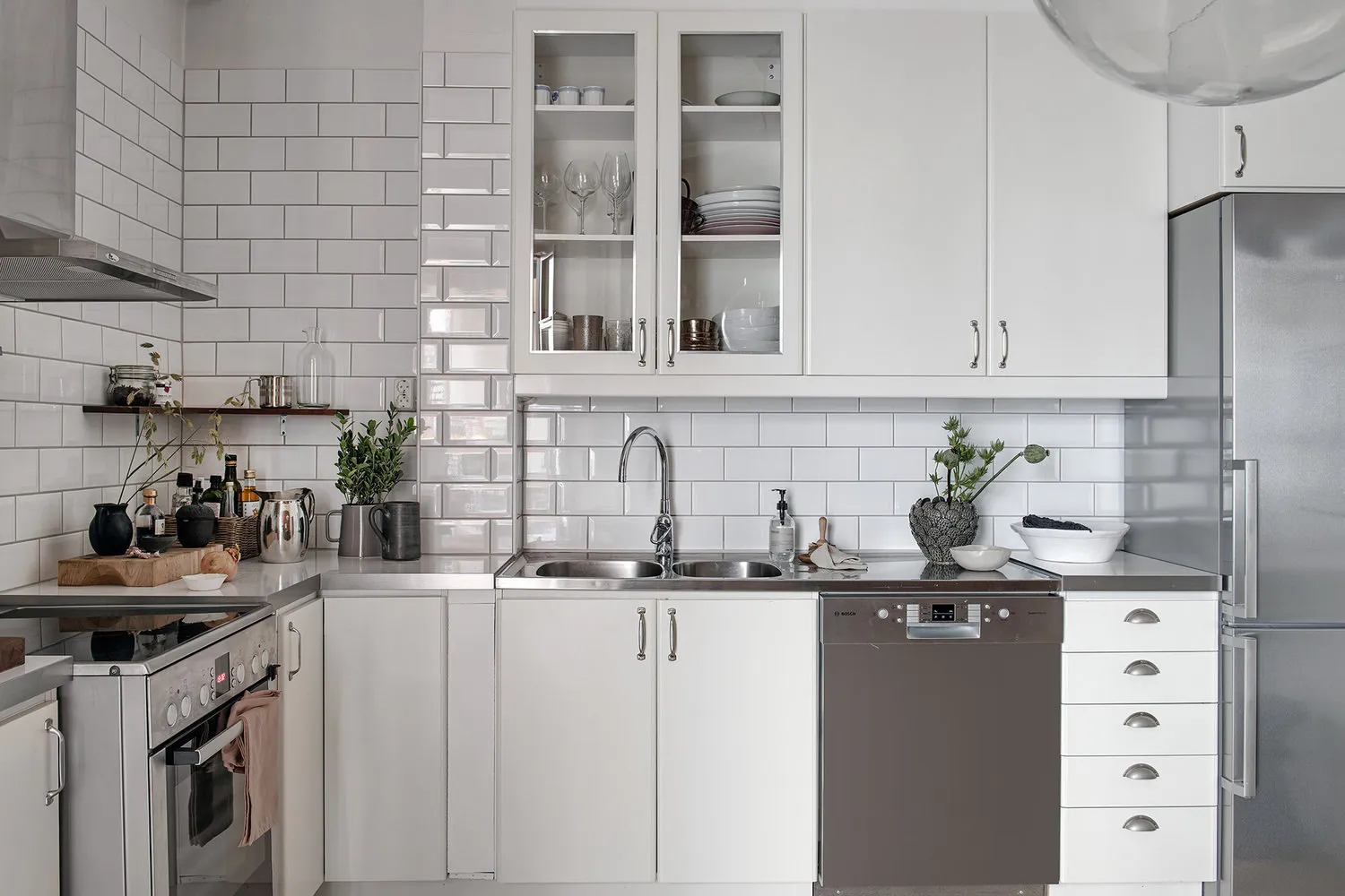 照片：工业风格厨房和餐厅，客厅，北欧，折中主义，室内装饰，公寓，瑞典，白色，米色，斯德哥尔摩，灰色，北欧室内设计，北欧风格装饰，室内北欧风格，2个房间，60-90平方米，艾玛·菲舍尔 – 我们网站上的照片