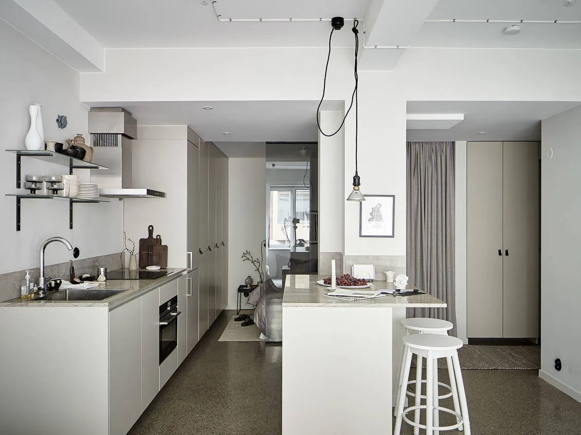 照片：现代、斯堪的纳维亚风格厨房和餐厅室内装饰，公寓，瑞典，极简主义，米色，灰色，哥德堡，室内几何设计，斯堪的纳维亚极简主义，2室，40-60平方米 – 网站上的照片