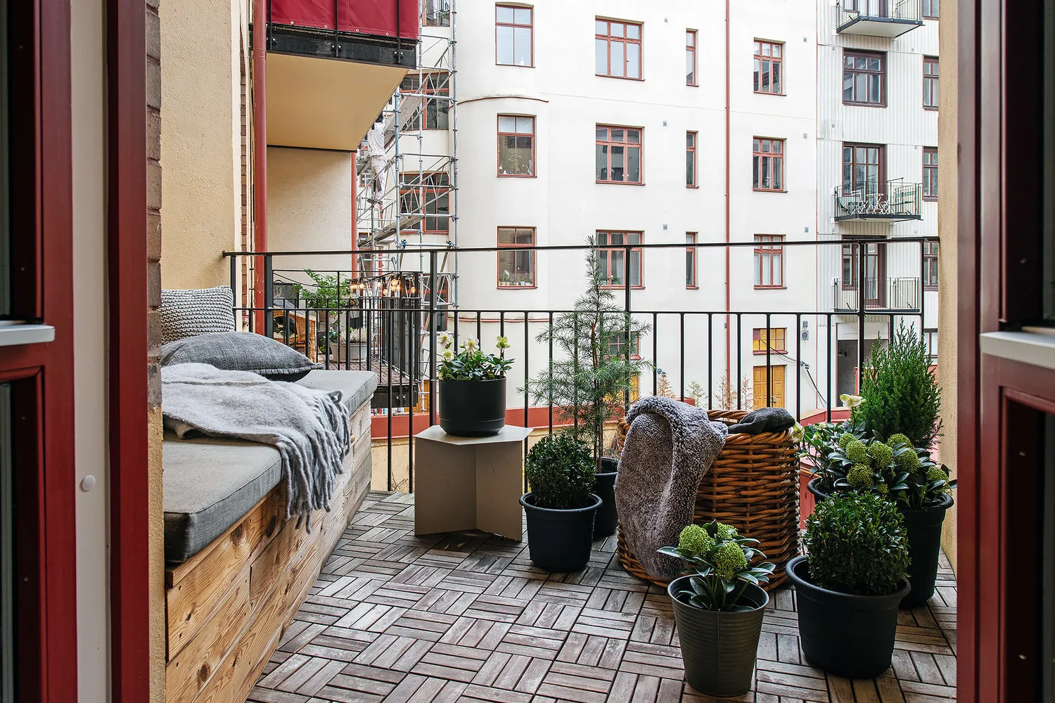 照片：北欧风格露台，厨房和餐厅，客厅，折中主义，室内装饰，公寓，瑞典，白色，米色，斯德哥尔摩，灰色，北欧室内设计，北欧风格装饰，室内北欧风格，2个房间，60-90平方米，艾玛·菲舍尔 – 我们网站上的照片