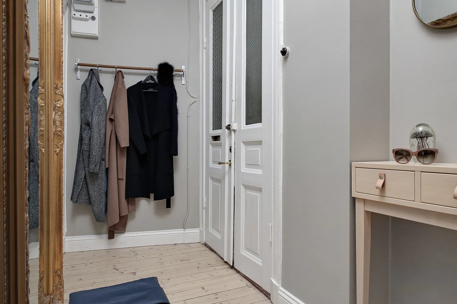 照片：北欧风格走廊，厨房和餐厅，客厅，折中主义，室内装饰，公寓，瑞典，白色，米色，斯德哥尔摩，灰色，北欧室内设计，北欧风格装饰，室内北欧风格，2个房间，60-90平方米，艾玛·菲舍尔 – 我们网站上的照片