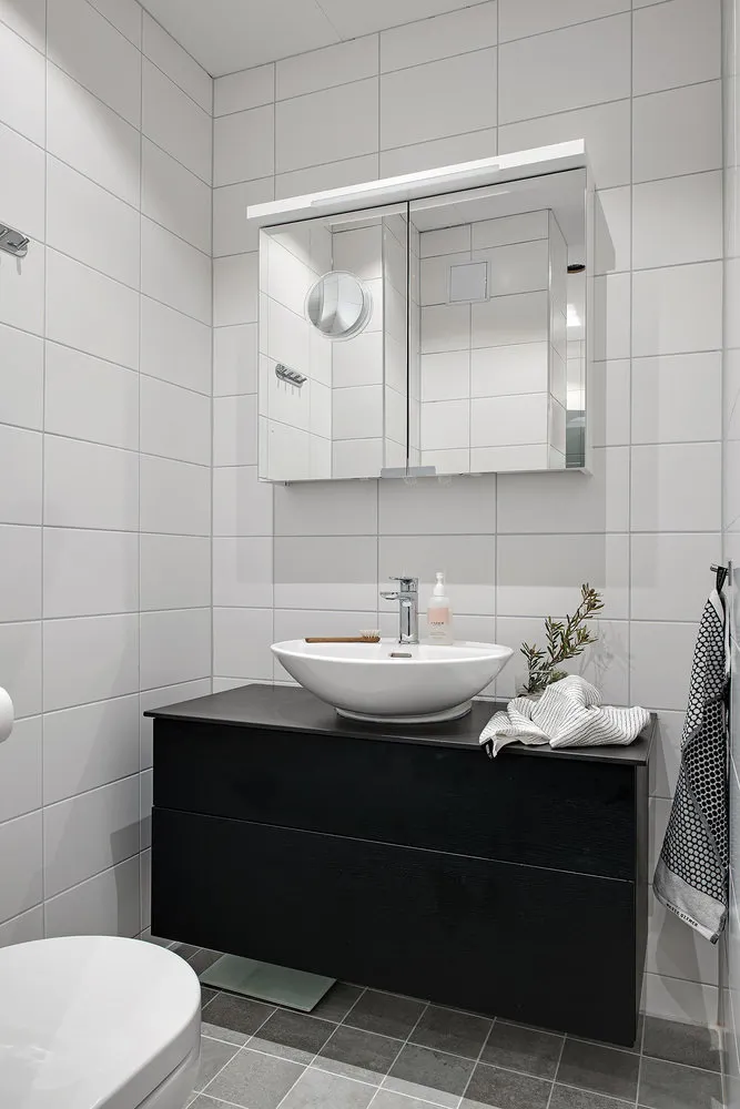 照片：现代风格浴室，厨房和餐厅，客厅，北欧，折中主义，室内装饰，公寓，瑞典，白色，米色，斯德哥尔摩，灰色，北欧室内设计，北欧风格装饰，室内北欧风格，2个房间，60-90平方米，艾玛·菲舍尔 – 我们网站上的照片