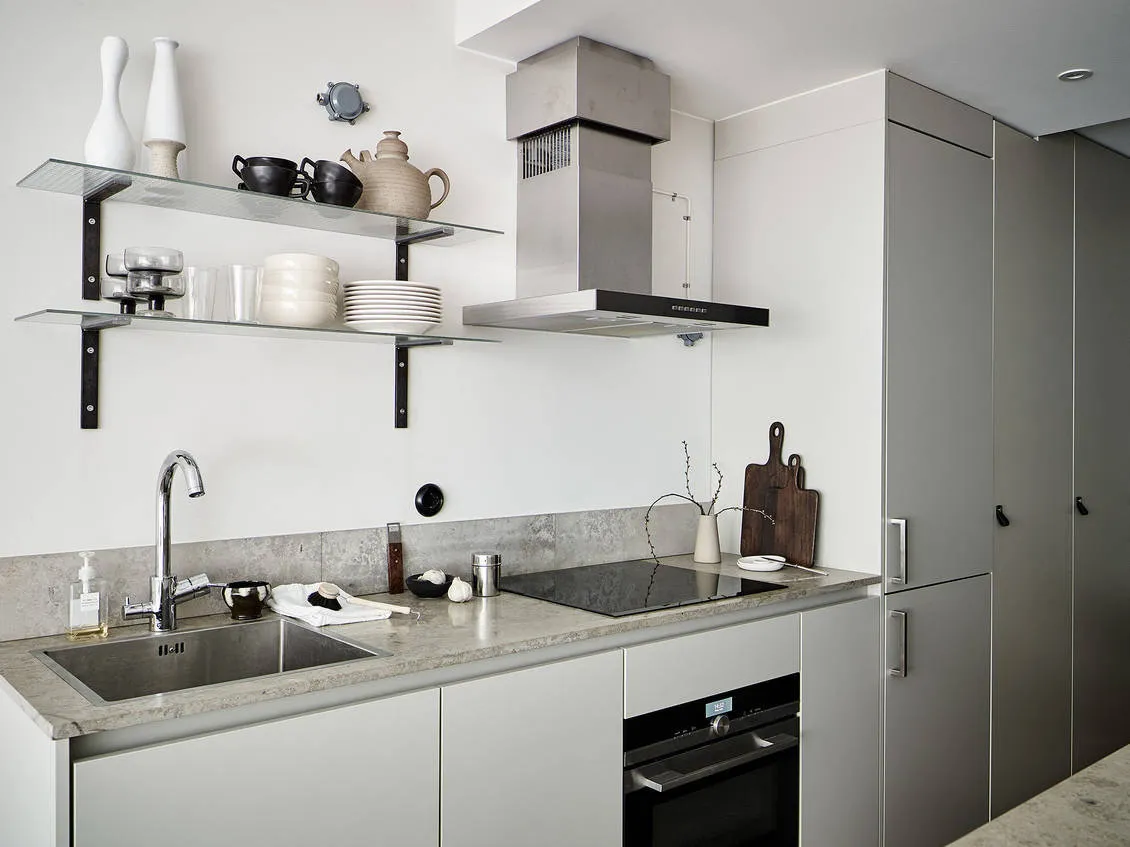 照片：现代、斯堪的纳维亚风格厨房和餐厅室内装饰，公寓，瑞典，极简主义，米色，灰色，哥德堡，室内几何设计，斯堪的纳维亚极简主义，2室，40-60平方米 – 网站上的照片