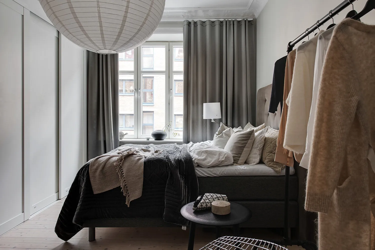 照片：北欧风格卧室，厨房和餐厅，客厅，折中主义，室内装饰，公寓，瑞典，白色，米色，斯德哥尔摩，灰色，北欧室内设计，北欧风格装饰，室内北欧风格，2个房间，60-90平方米，艾玛·菲舍尔 – 我们网站上的照片