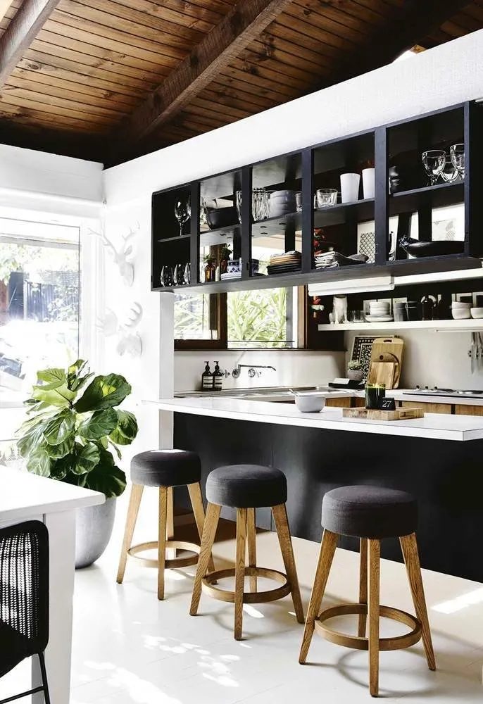 吧台既是工作台也是遮蔽洗碗机、微波炉和储藏空间的帘子。