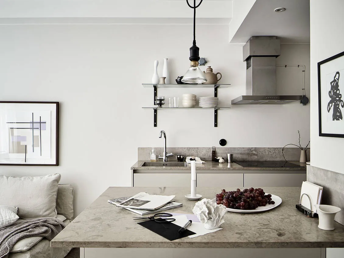 照片：现代、斯堪的纳维亚风格厨房和餐厅室内装饰，公寓，瑞典，极简主义，米色，灰色，哥德堡，室内几何设计，斯堪的纳维亚极简主义，2室，40-60平方米 – 网站上的照片