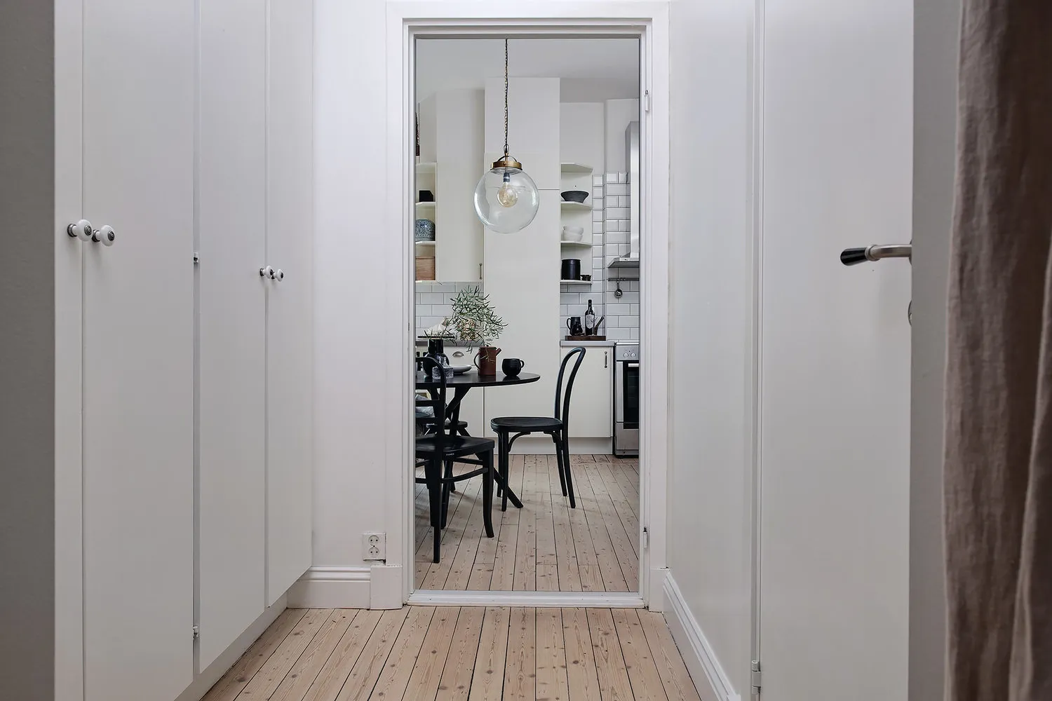 照片：北欧风格走廊，厨房和餐厅，客厅，折中主义，室内装饰，公寓，瑞典，白色，米色，斯德哥尔摩，灰色，北欧室内设计，北欧风格装饰，室内北欧风格，2个房间，60-90平方米，艾玛·菲舍尔 – 我们网站上的照片