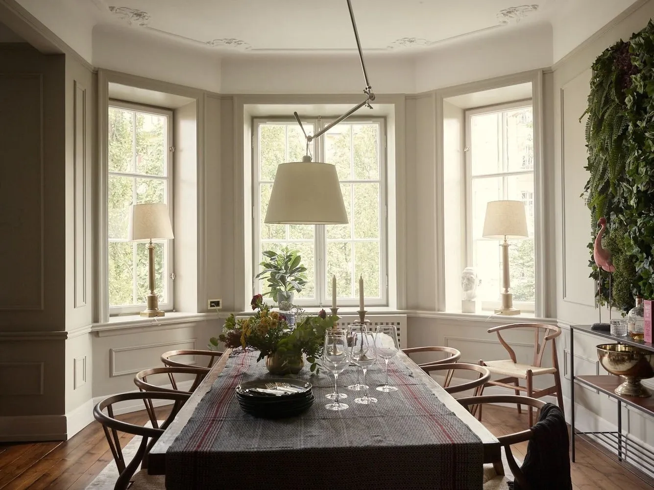 照片：北欧风格厨房与餐厅区域，现代，室内装饰，公寓，瑞典，绿色，米色，棕色，4间或以上，面积90平方米以上 – 网站上的照片