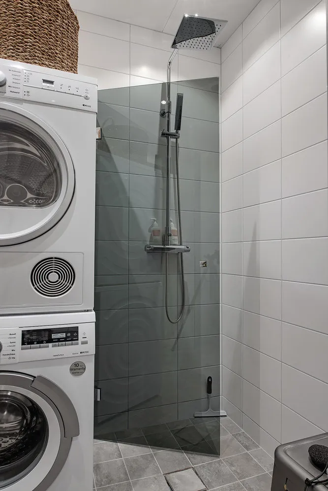 照片：现代风格浴室，厨房和餐厅，客厅，北欧，折中主义，室内装饰，公寓，瑞典，白色，米色，斯德哥尔摩，灰色，北欧室内设计，北欧风格装饰，室内北欧风格，2个房间，60-90平方米，艾玛·菲舍尔 – 我们网站上的照片