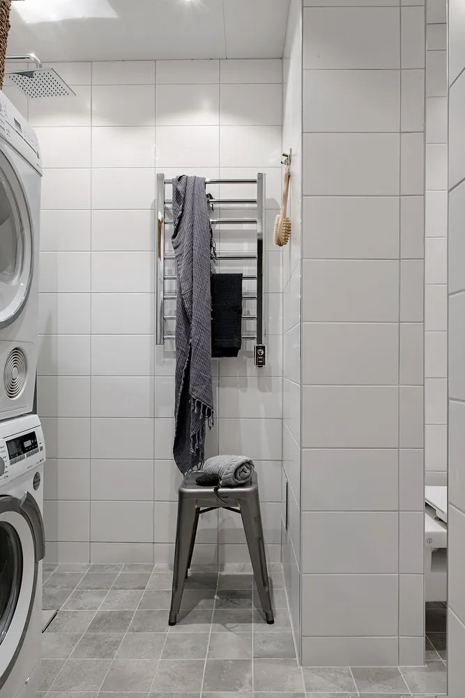 照片：现代风格浴室，厨房和餐厅，客厅，北欧，折中主义，室内装饰，公寓，瑞典，白色，米色，斯德哥尔摩，灰色，北欧室内设计，北欧风格装饰，室内北欧风格，2个房间，60-90平方米，艾玛·菲舍尔 – 我们网站上的照片